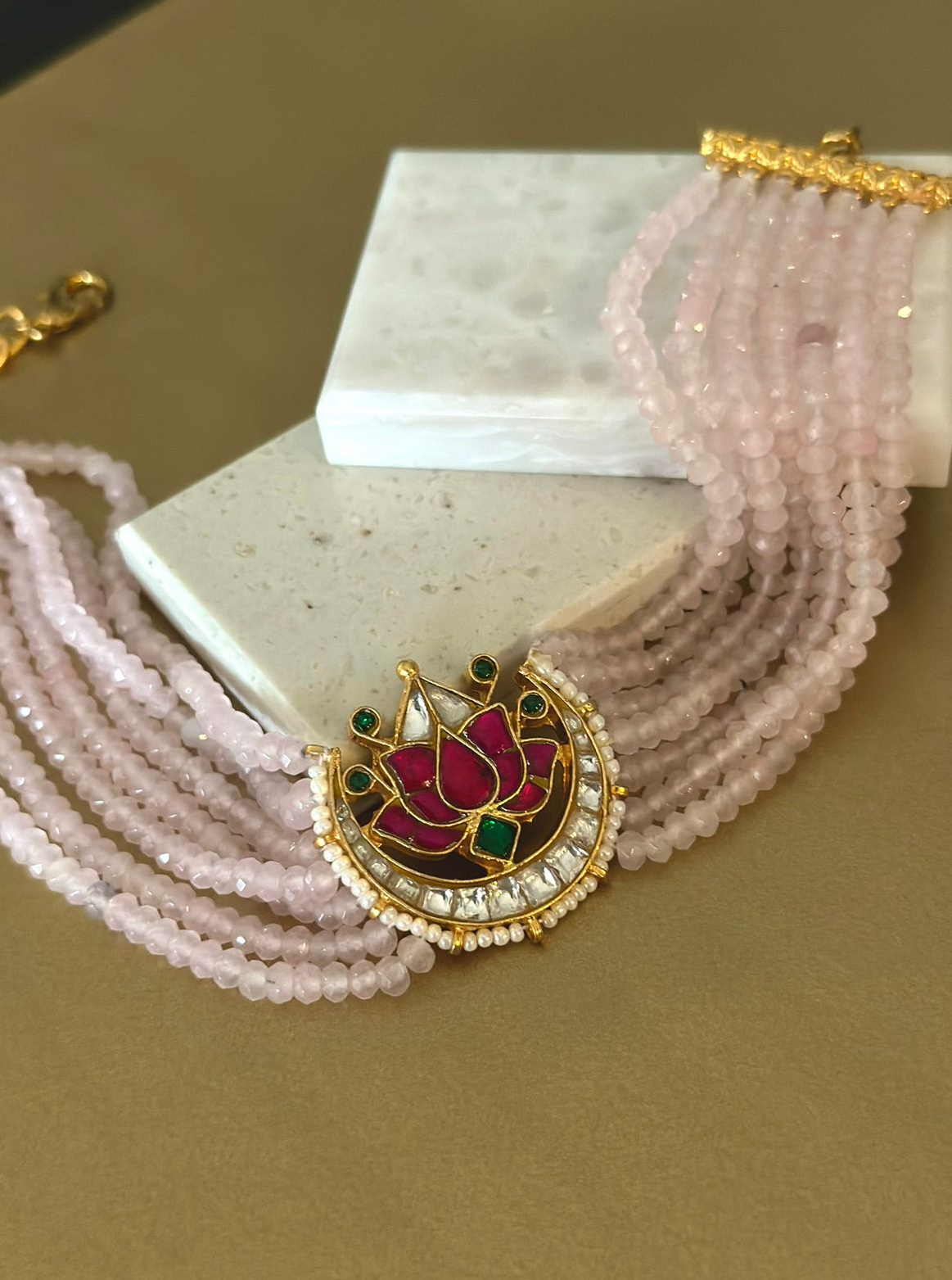 Choker in pastel pink