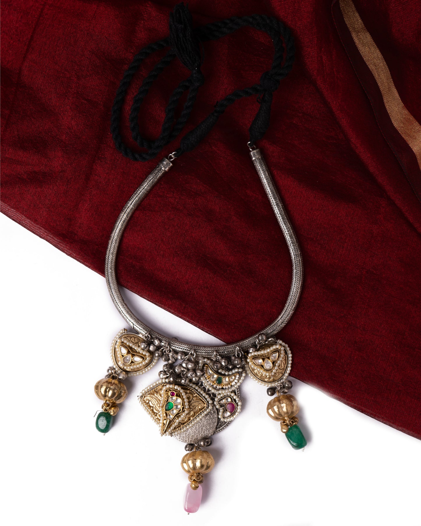 Statement necklace with flexible chain