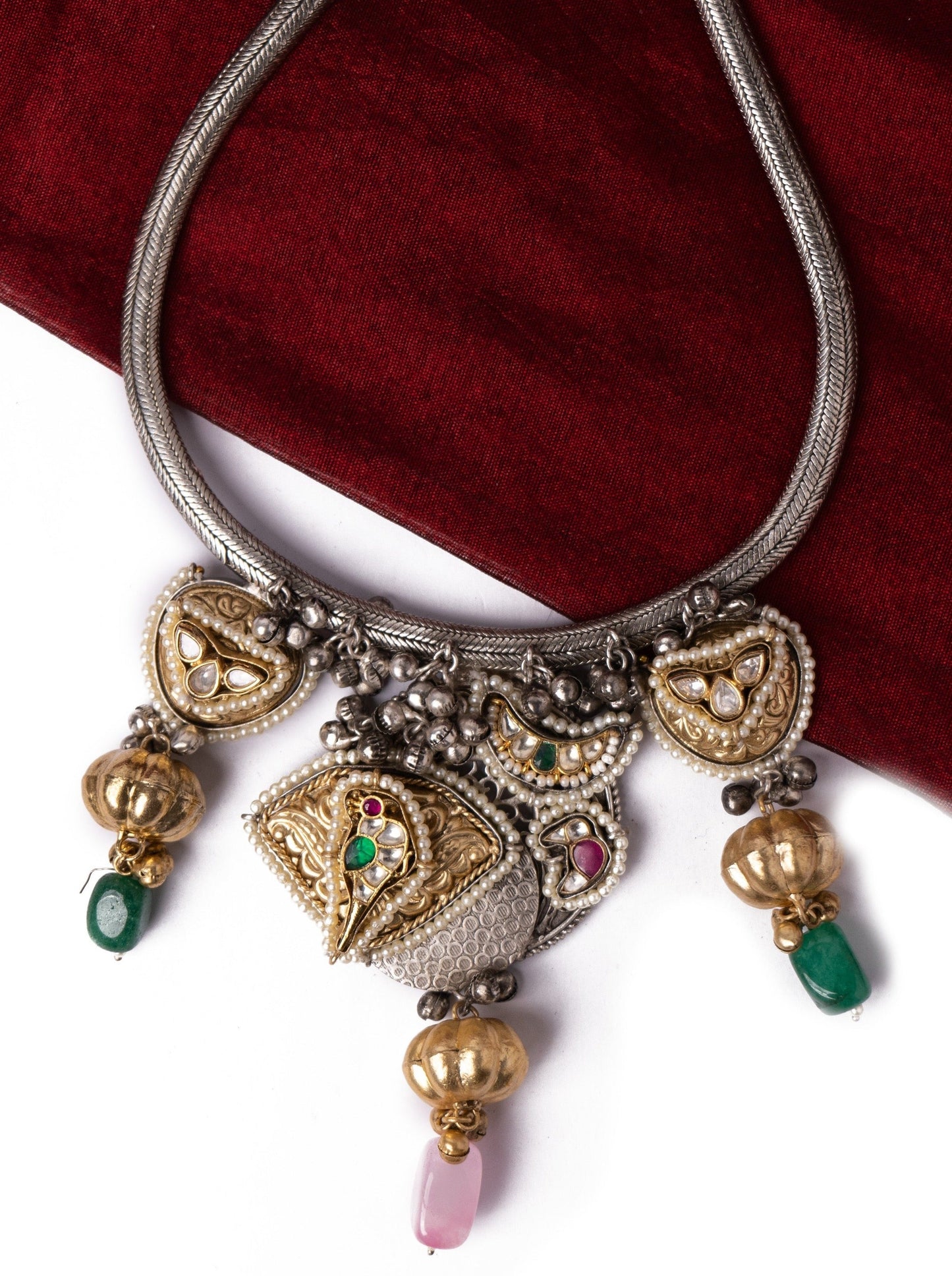 Statement necklace with flexible chain